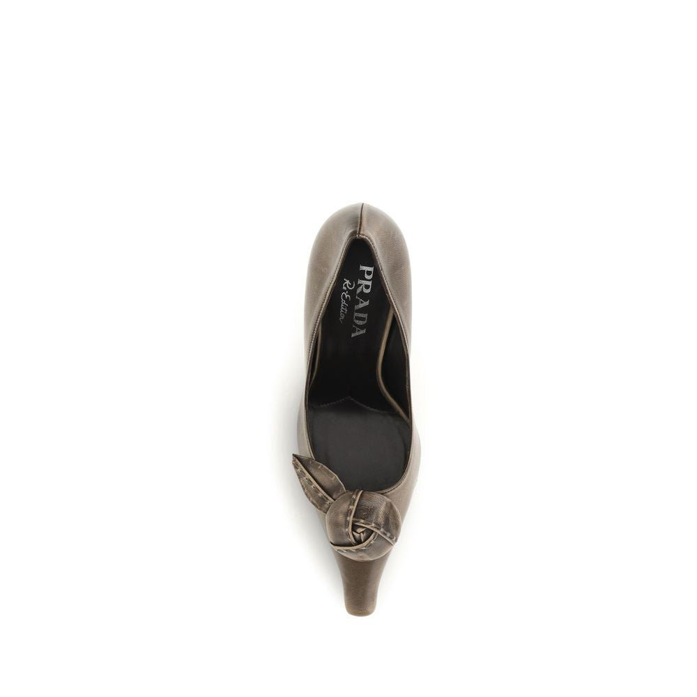 Prada pumps i kalvelæder med roseapplikation – brun