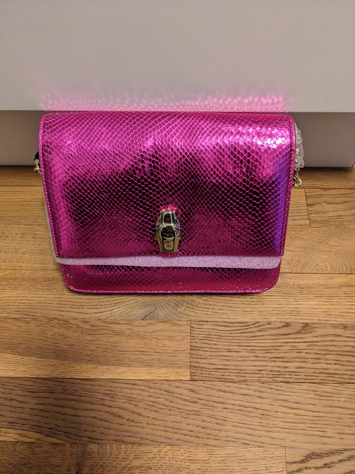 Cavalli Class skuldertaske i fuchsia med guldfarvet lukning