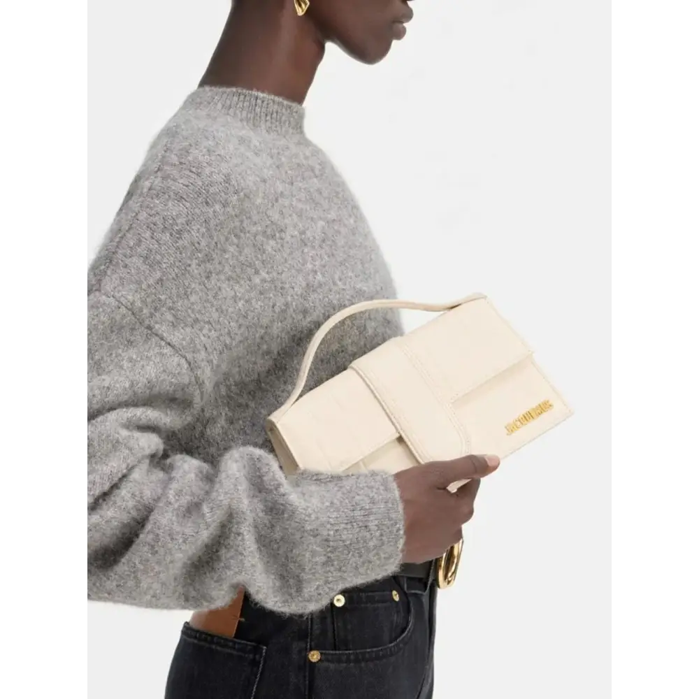 Jacquemus ivory cocco le grand bambino handbag i cremfarvet læder med guld-logo