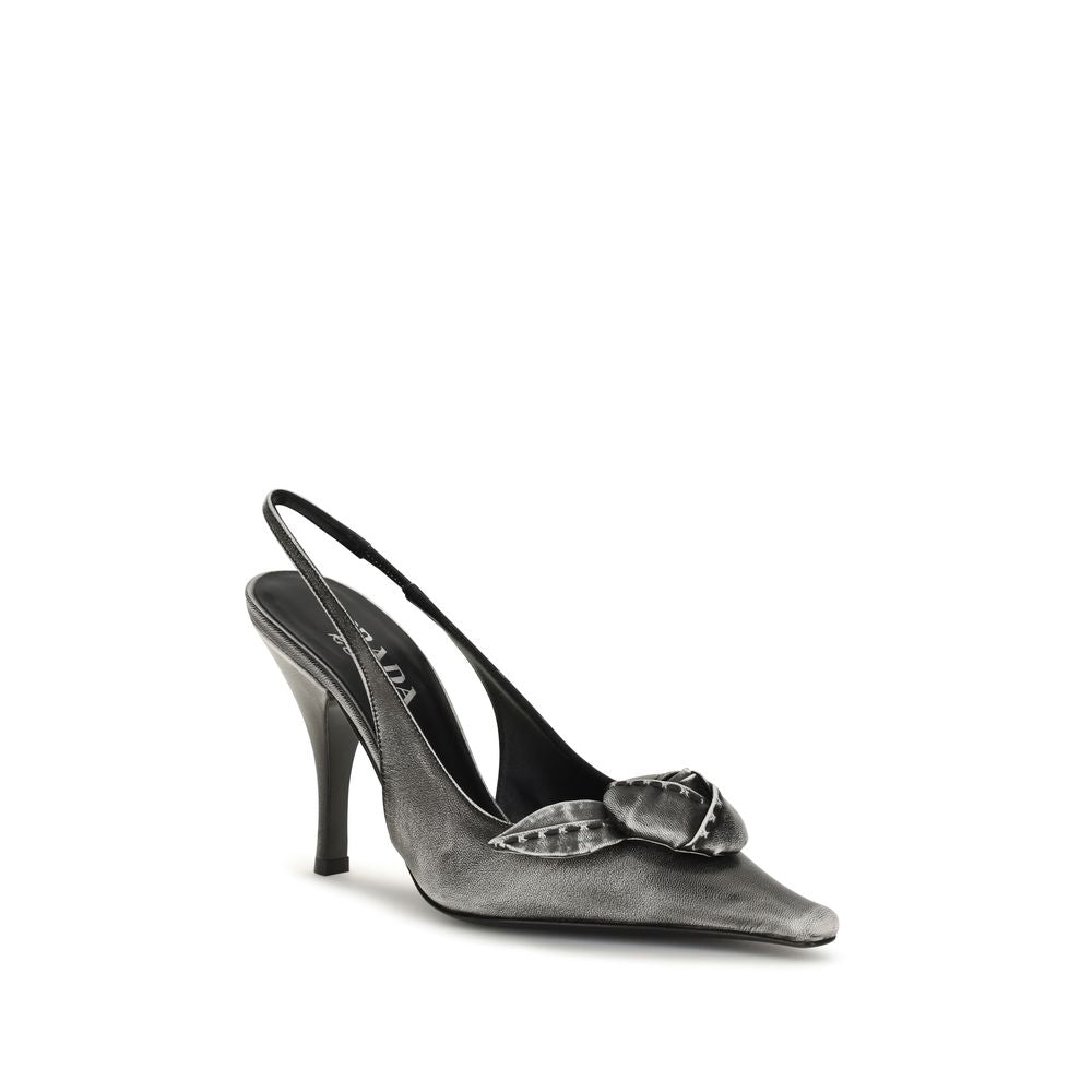 Prada slingback-pumps i gedeskind med blomsterdetalje – grå