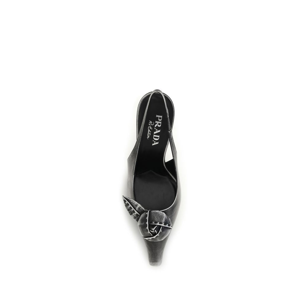 Prada slingback-pumps i gedeskind med blomsterdetalje – grå