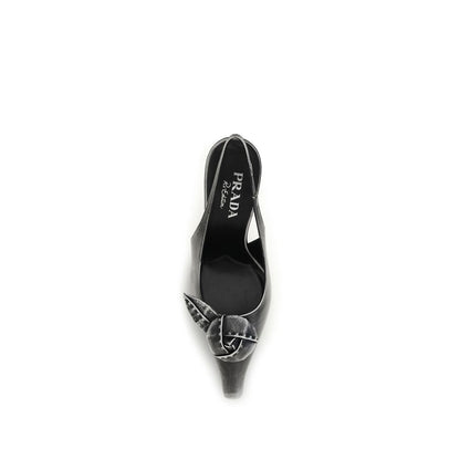 Prada slingback-pumps i gedeskind med blomsterdetalje – grå