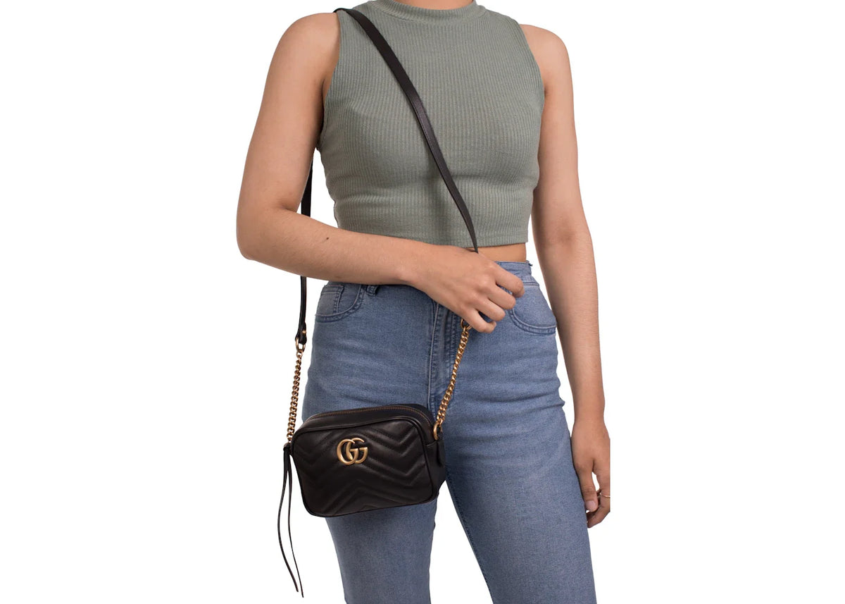 Gucci GG Marmont Mini Camera 448065 DTD1T 1000 – tasken båret crossbody. Modelillustration fra Side Kicks.