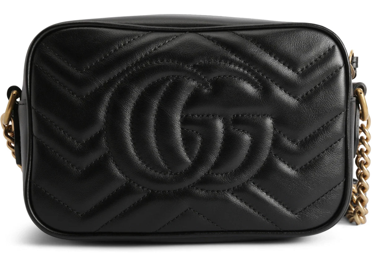 Gucci GG Marmont Mini Camera 448065 DTD1T 1000 – bagside med quiltet GG. Modelillustration fra Side Kicks.