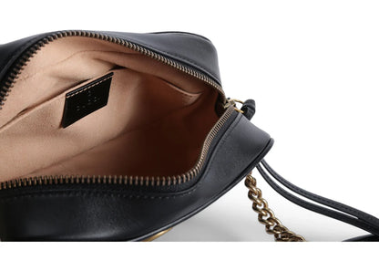 Gucci GG Marmont Mini Camera 448065 DTD1T 1000 – åben lynlås og inderside. Modelillustration fra Side Kicks.