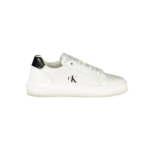 Hvid Calvin Klein lædersneaker med sort logo og hælflap til kvinder