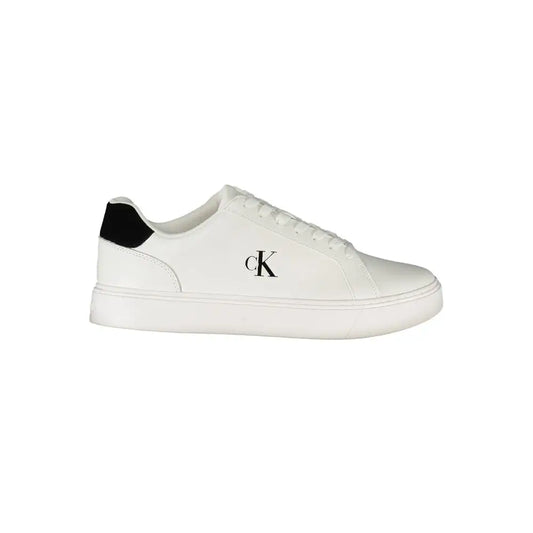 Hvid Calvin Klein lavtop sneaker med sort hælhætte og logo i polyester