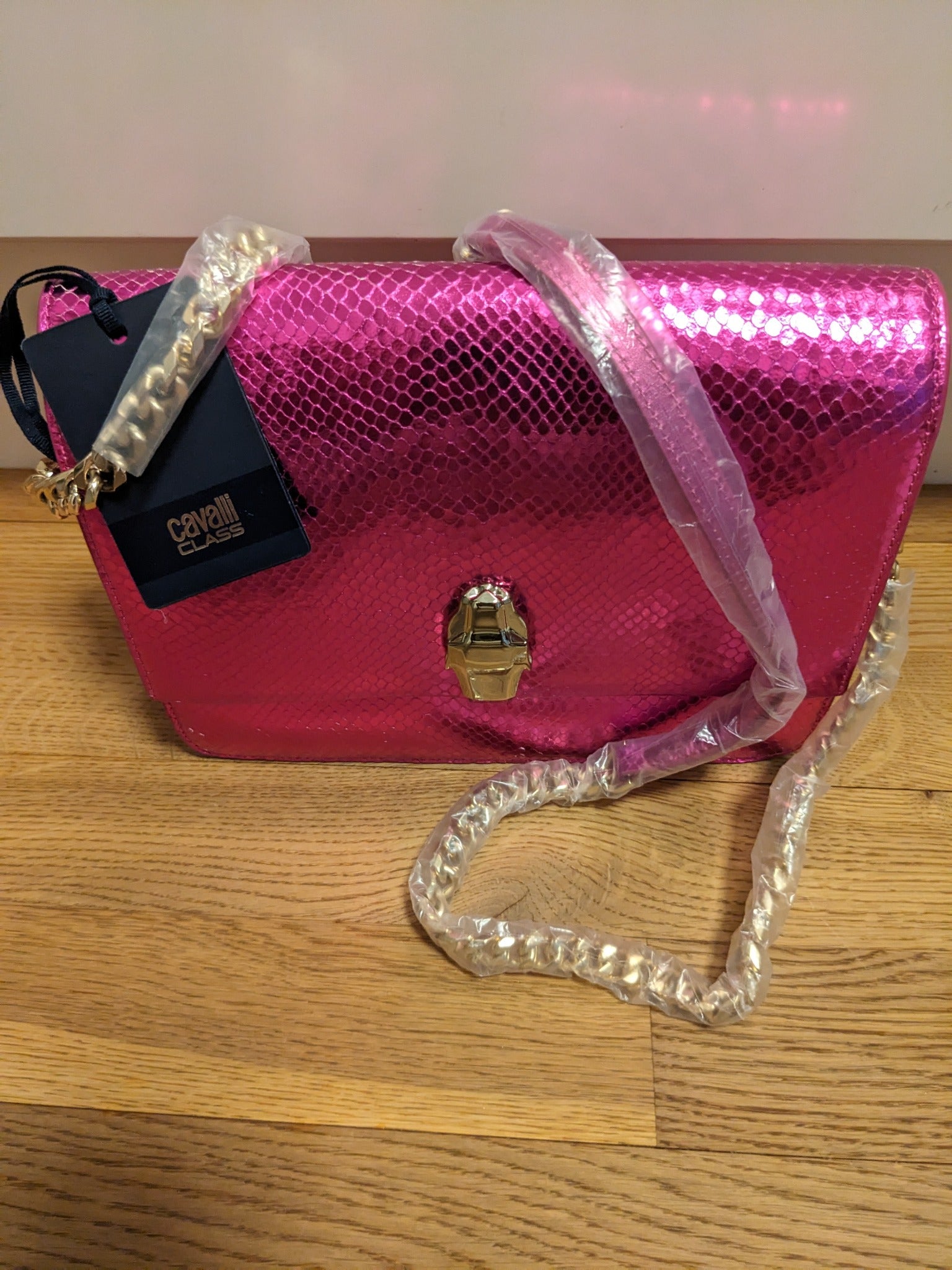 Cavalli Class Medium Shoulder Bag i metallic fuchsia med kæderem