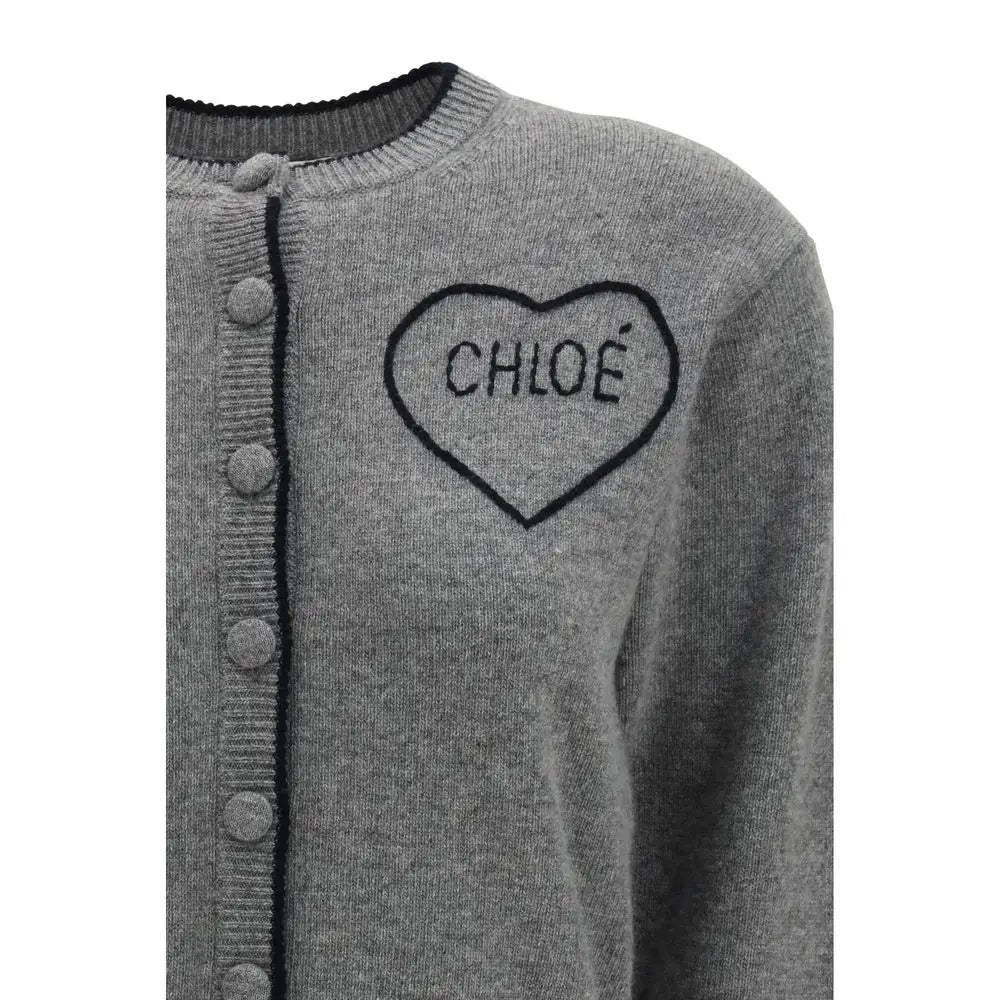 Grå uld cardigan fra Chloé med sort broderet hjerte og branding