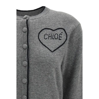 Grå uld cardigan fra Chloé med sort broderet hjerte og branding