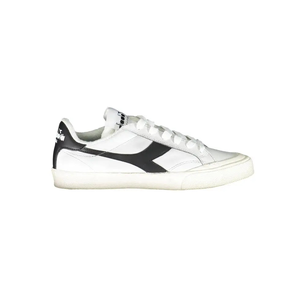 Hvide og sorte Diadora sneakers i minimalistisk design af stof