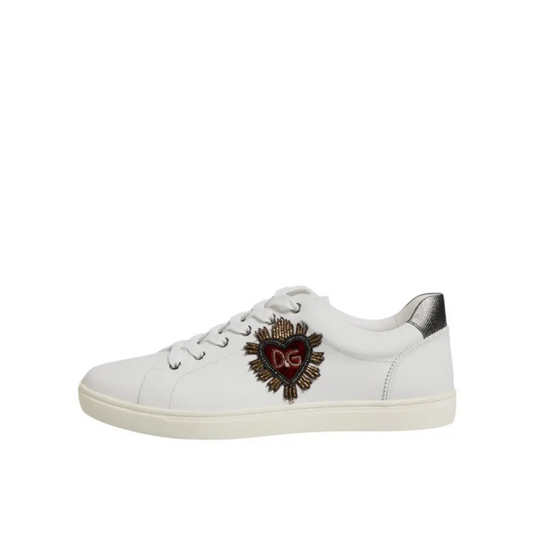 Hvid Dolce & Gabbana sacred heart sneaker med perlehjertes emblema og sølv hælhætte
