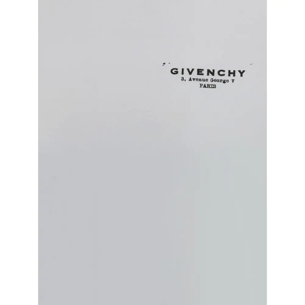 Grå Givenchy notesbog med sort logo og adresse på hvid t-shirt, outlet mærkevarer