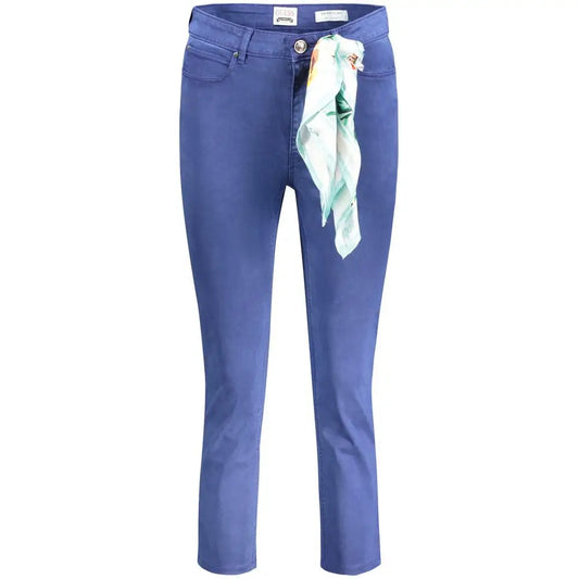 Guess jeans blue lyocell med lysegrøn og hvid blomsterhalstaske ved taljen