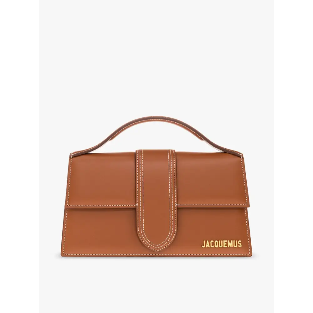 Jacquemus light brown Le Grand Bambino tan læder taske med minimalistisk design og guld Jacquemus-logo