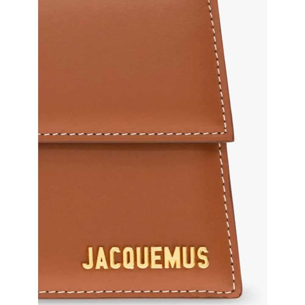 Jacquemus light brown Le Grand Bambino håndtaske med brun læder kortbeholder, guld Jacquemus-logo og hvid syning