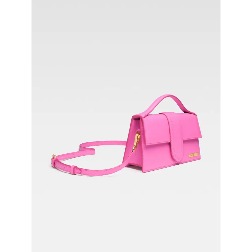 Vibrant neon pink leather Le Grand Bambino crossbody bag fra Jacquemus