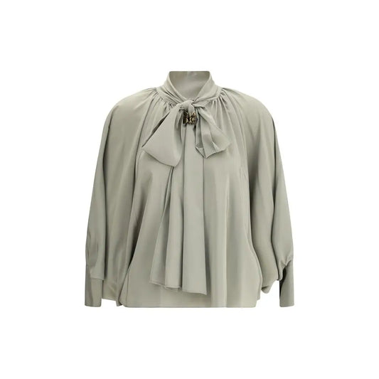 Max Mara Leonida silk blouse i blød salviegrøn med samlet hals og elegant bue med metalspænde