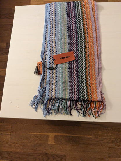 Missoni zigzag tørklæde model SCC6WMD7700 variant 0004 foldet, med originale Missoni mærker