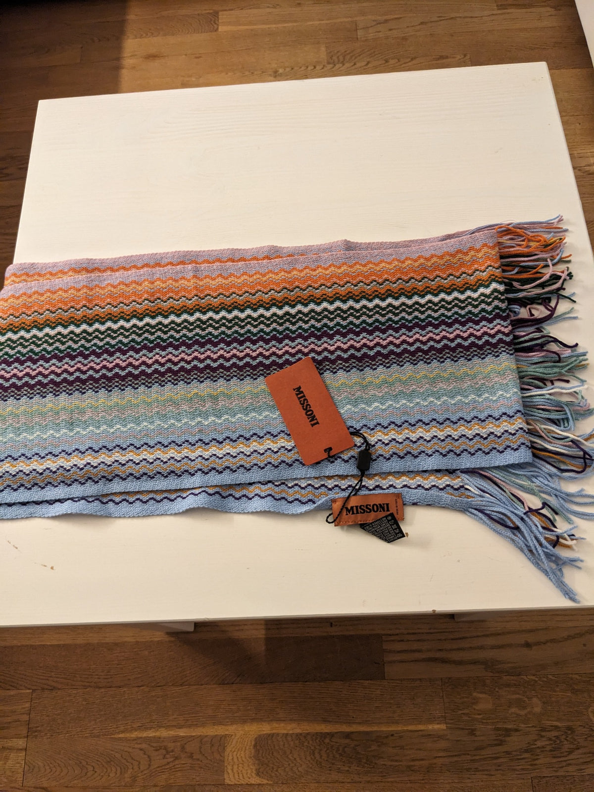 Missoni flerfarvet zigzag tørklæde i pastelblå, orange, lilla og grøn med frynser, udfoldet