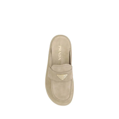 Prada beige rubber mules med beige suede slip-on loafer og metallisk trekantet logo